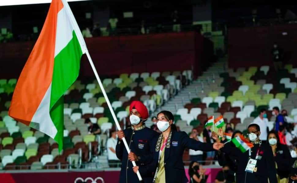 India hockey captain Manpreet Singh (left) and boxer MC Mary Kom were the flag-bearers for India in the opening ceremony of Tokyo Olympics. (Source: Twitter)