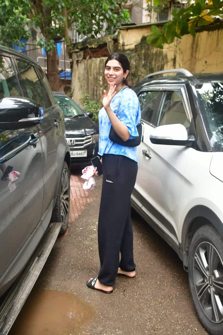 Khushi Kapoor rocks her athleisure outfit!