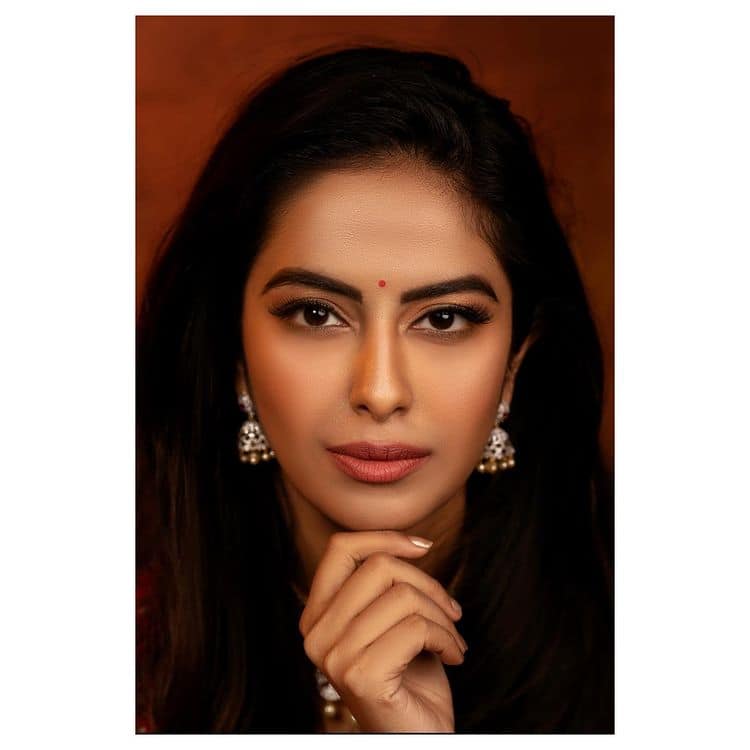 Avika opts earthy tones in her makeup