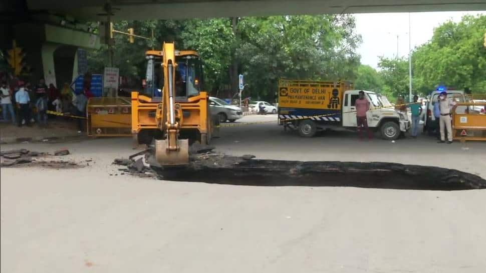 Road caves in at Delhi