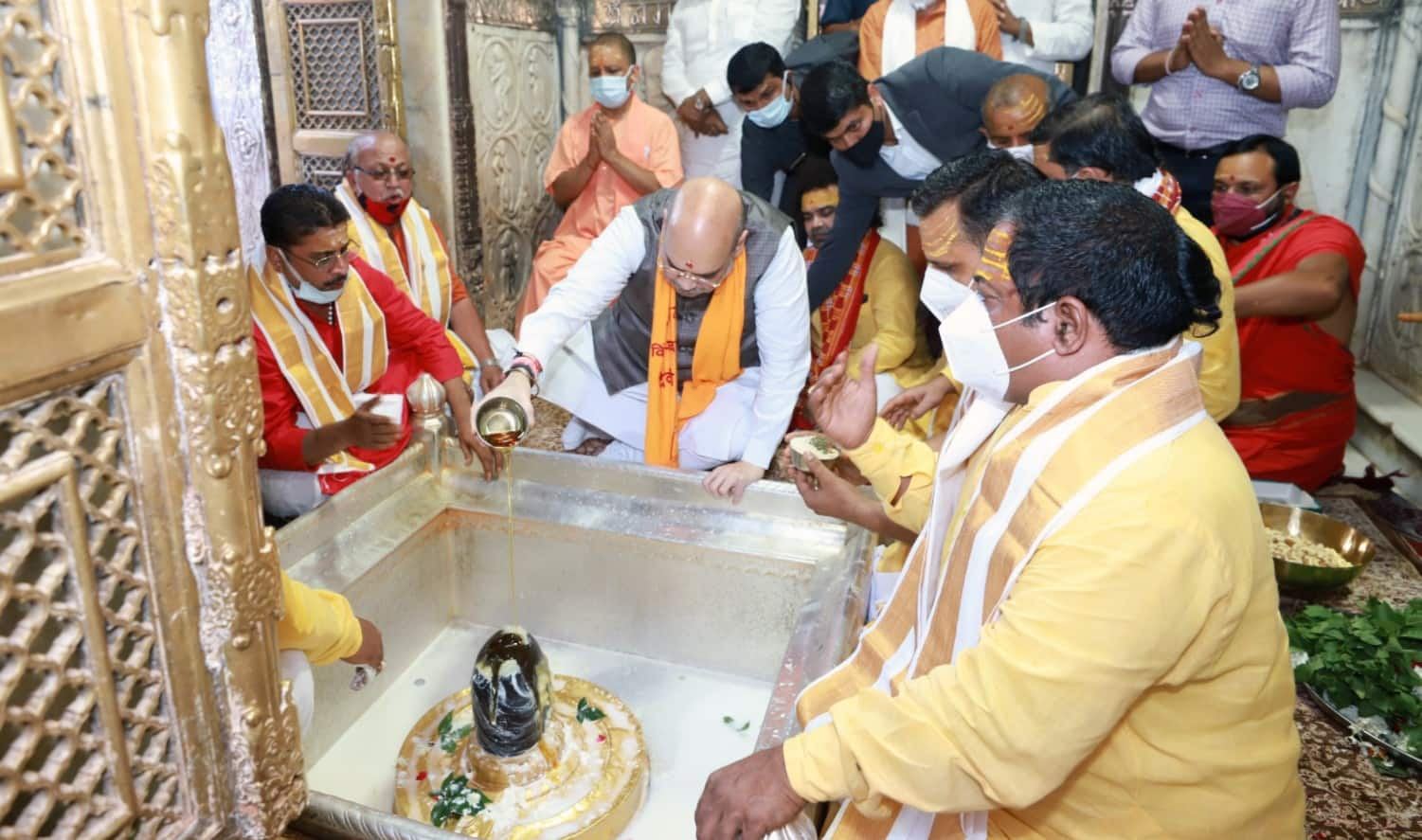 Amit Shah offering prayers at Kashi Vishwanath Temple 