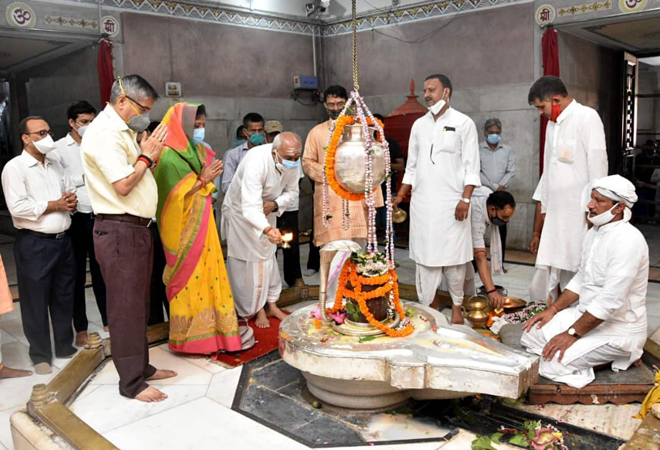 Aarti being performed at Kashi Vishwanath Temple