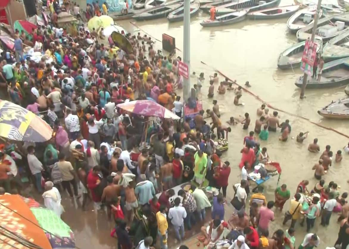 Devotees throng ghats near Kashi Vishwanath Temple