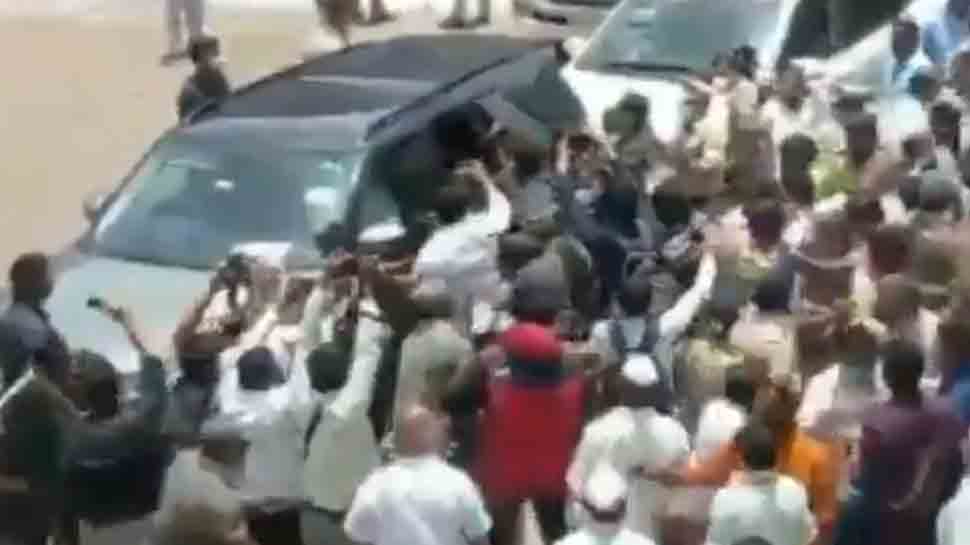BJP workers clash with police as they try to stop Uddhav Thackeray's convoy in Maharashtra 's Sangli
