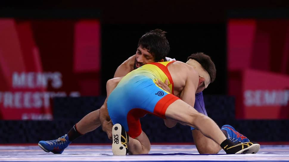 Nurislam Sanayev of Kazakhstan in action against Dahiya