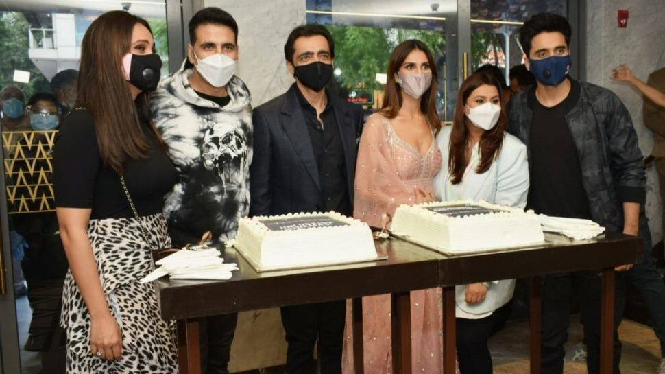 The cast also had a cake cutting ceremony