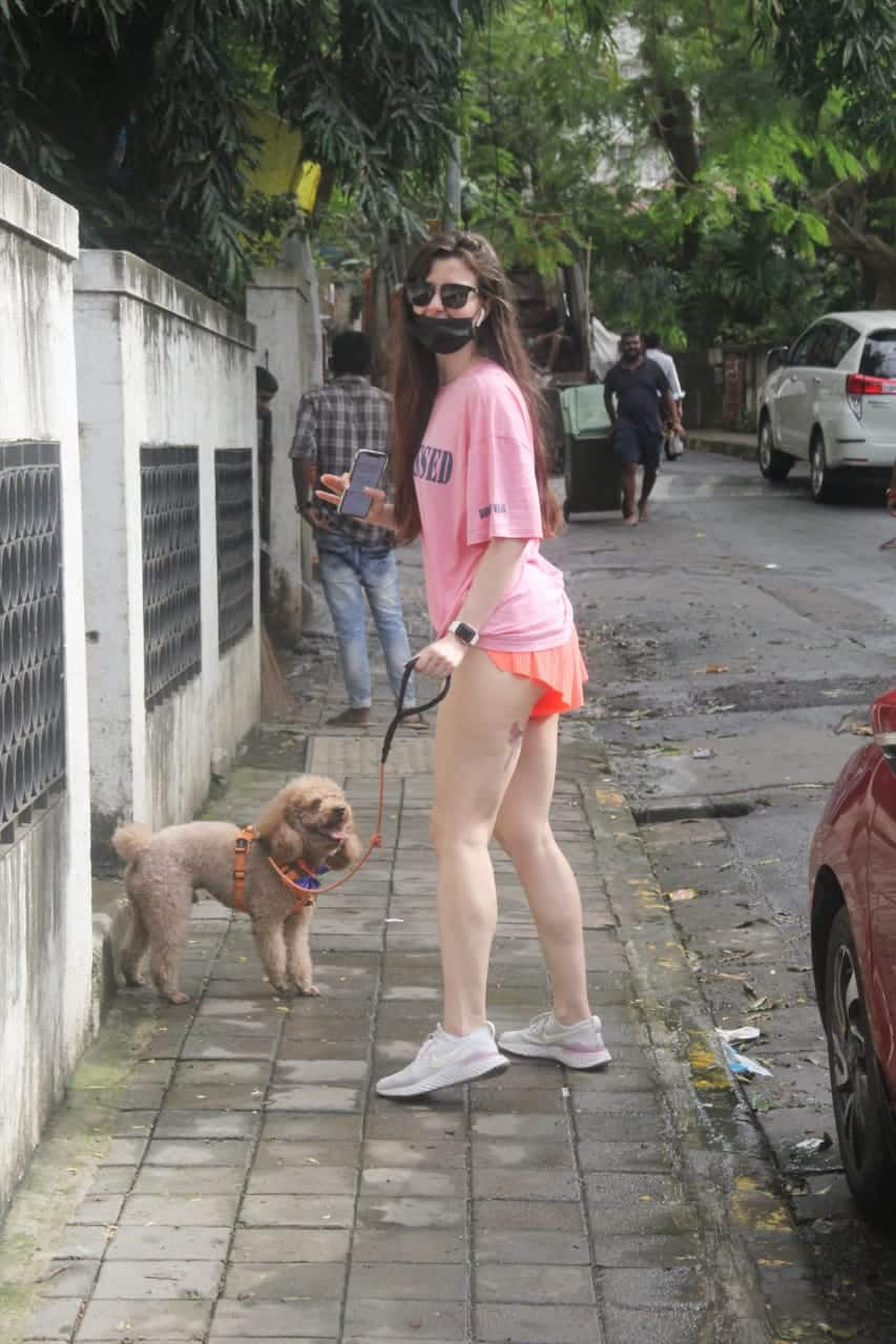 Giorgia looked super HOT in orange shorts