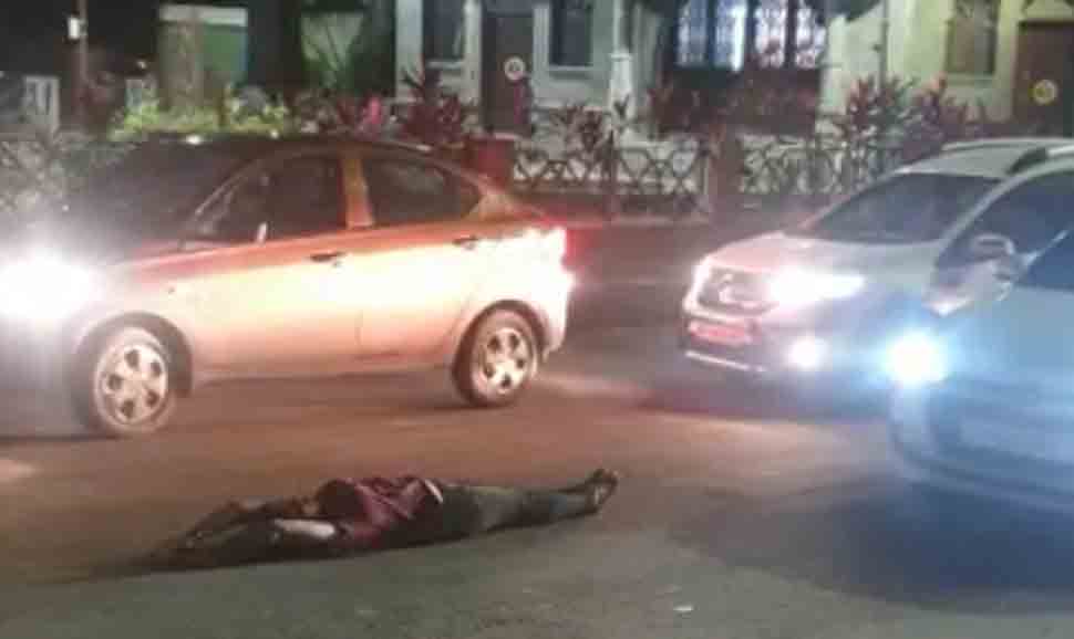 Viral video: Drunk woman lies down on road, disrupts traffic in Pune as viewers clap