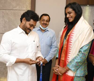 Andhra CM meets PV Sindhu