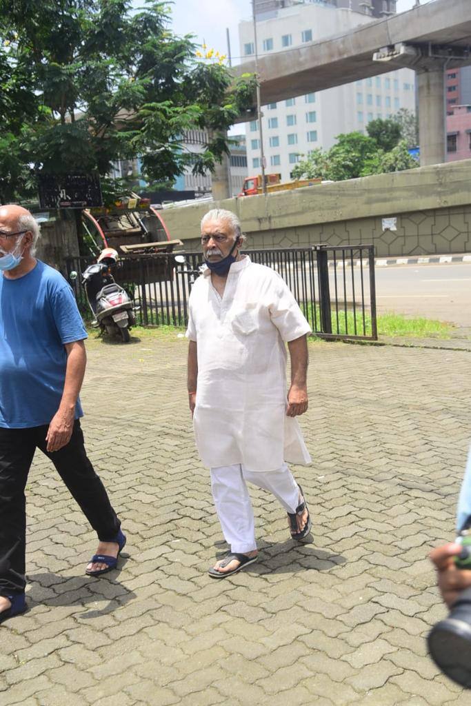 Abhay Bhargava pays his respects to late actor