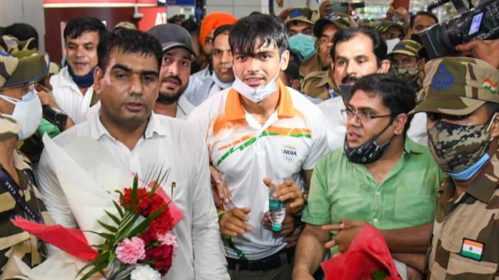 Tokyo Olympics gold medallist Neeraj Chopra gets mobbed by hundreds of fans despite tight security - WATCH