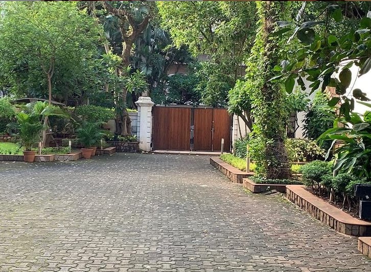 Juhi Chawala's huge driveway