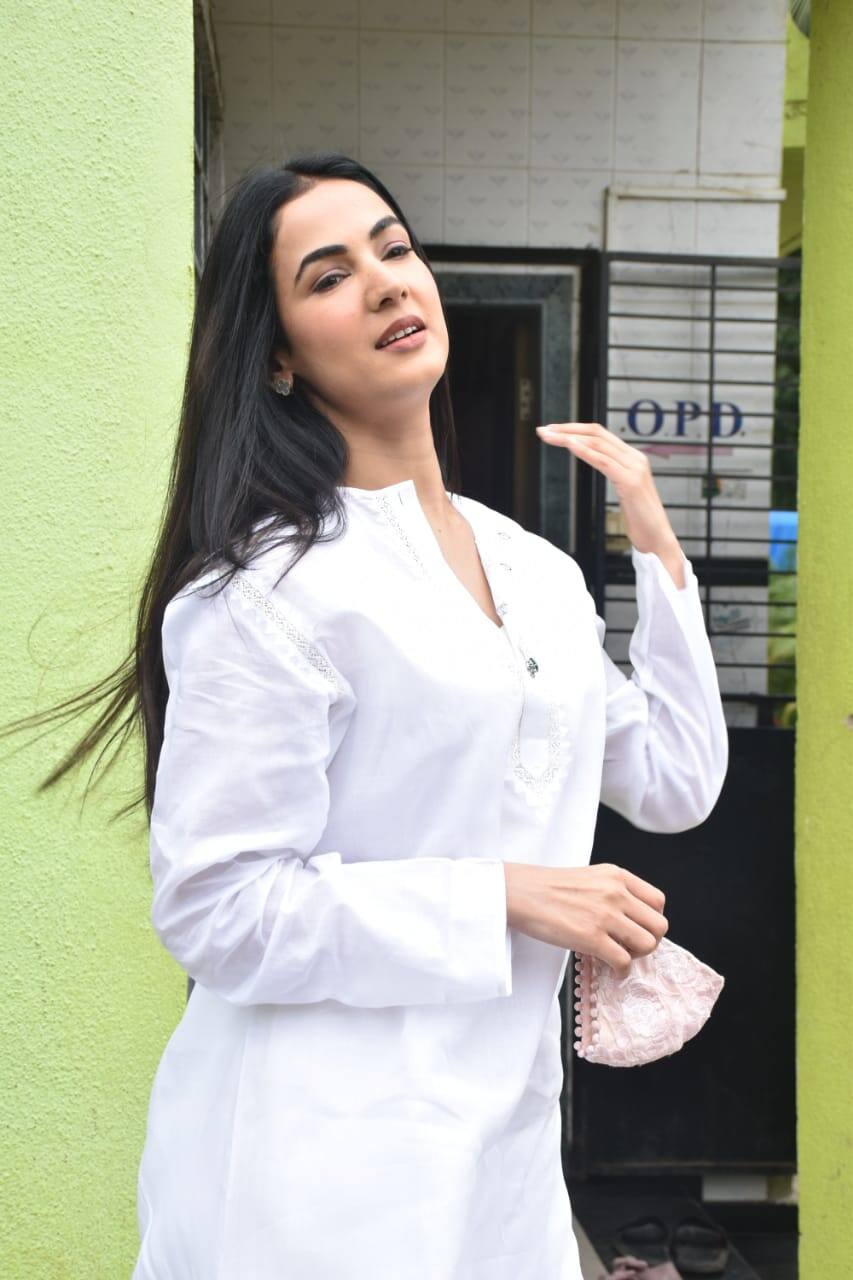 Sonal Chauhan Looks Lovely In An All