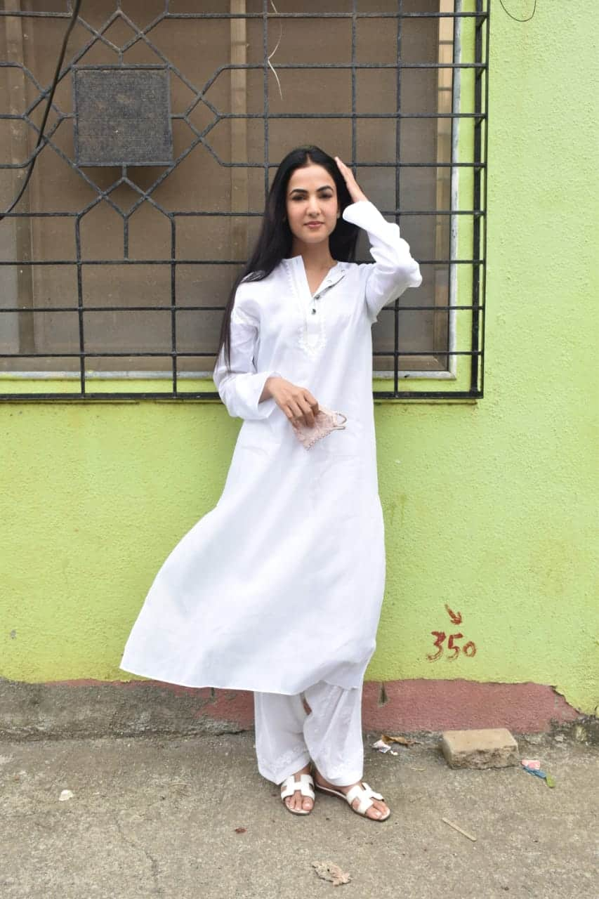 Sonal Chauhan pleads a case for monochromatic outfits