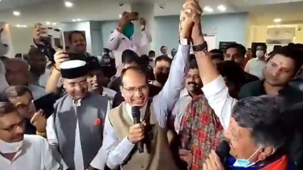 MP Chief Minister Shivraj Singh Chouhan and BJP General Secretary Kailash Vijayvargiya celebrate their friendship with Sholay&#039;s song