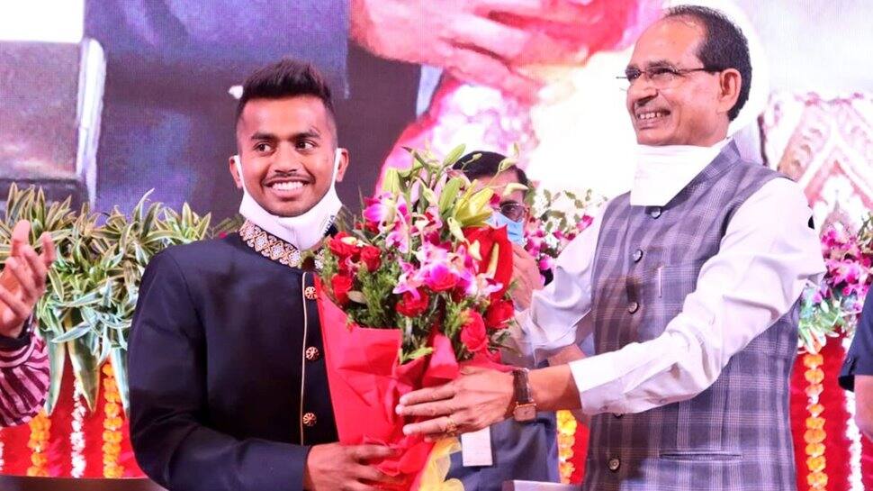 MP govt felicitates Olympic hockey team member Vivek Sagar with Rs 1 cr reward; appoints him DSP