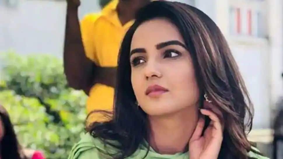 Bigg Boss 14 fame Jasmin Bhasin gets an unexpected kiss from fan, here&#039;s how she reacted! - Watch
