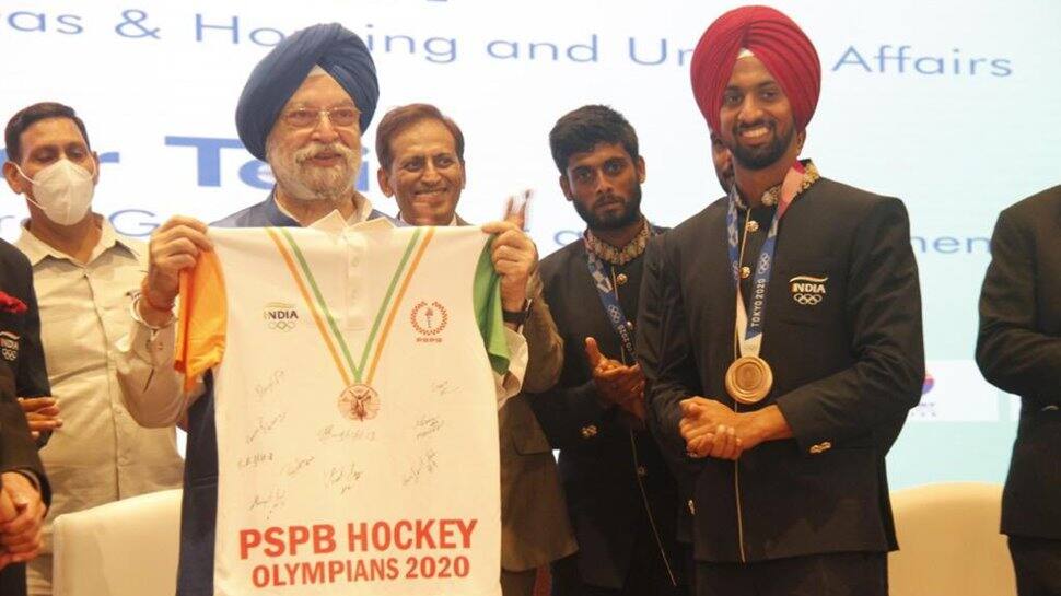 Tokyo Olympics: Hardeep Puri felicitates players from Indian men&#039;s hockey team, announces reward of Rs 15 lakh each