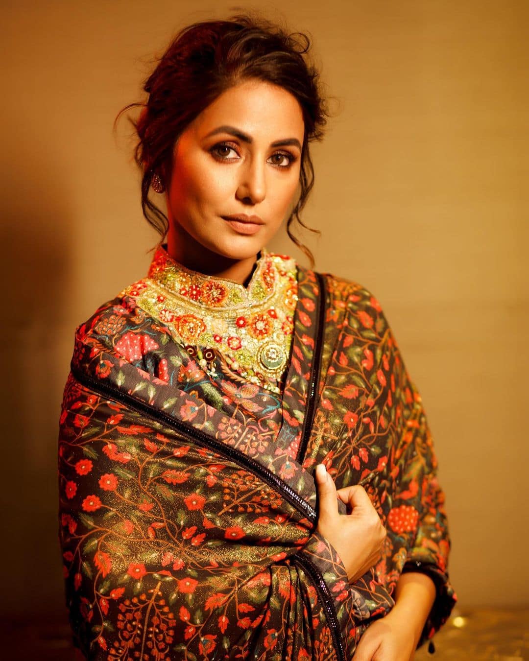 Hina Khan Gives Vintage Vibes In A Gorgeous Black And Red Saree In 