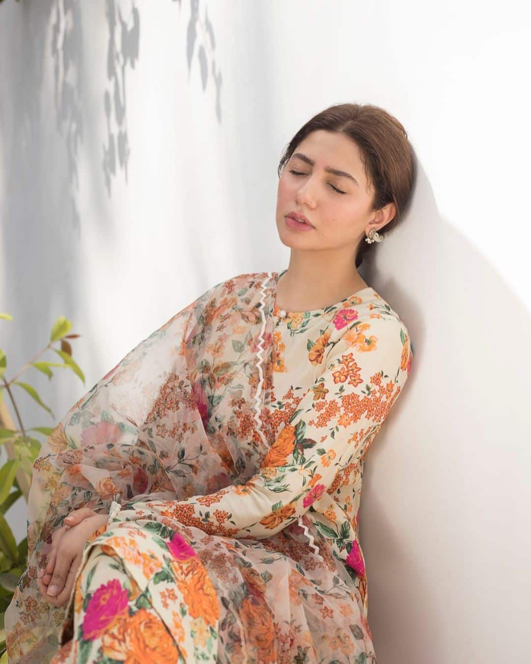 In Pics Check Out Pakistani Actress Mahira Khans Ethereal Traditional Wear Collection News 