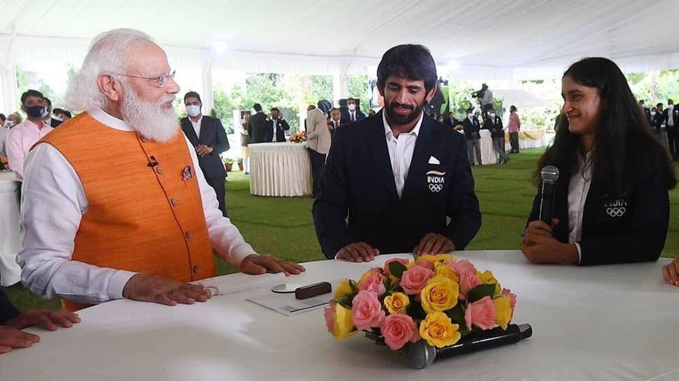 WATCH - PM Narendra Modi lifts up Vinesh Phogat&#039;s spirit after Tokyo 2020 heartbreak