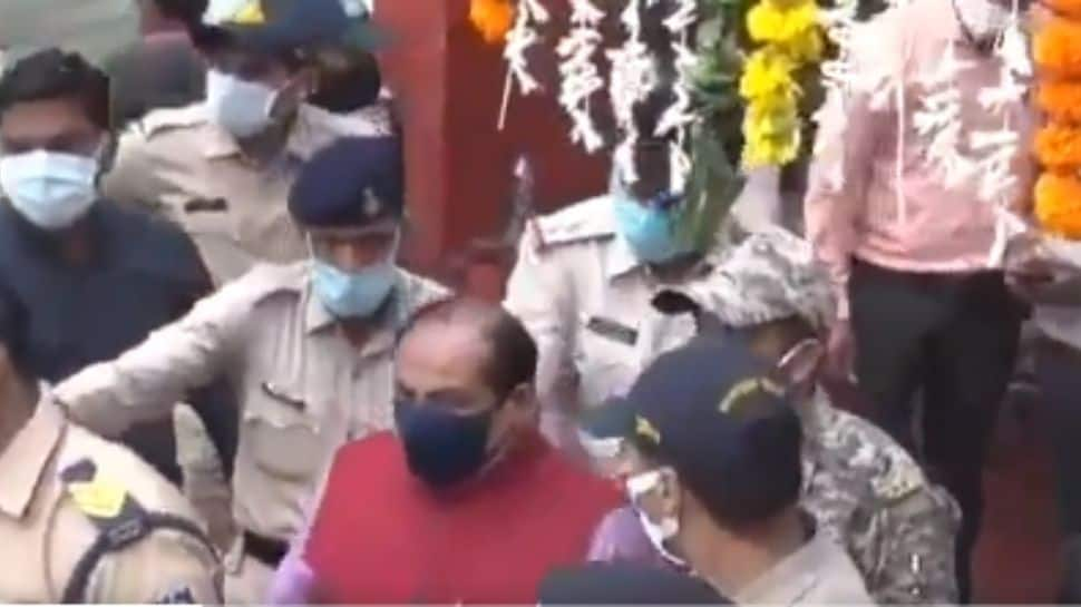 Watch: Police throw out senior BJP leader from Jyotiraditya Scindia&#039;s Jan Ashirwad event