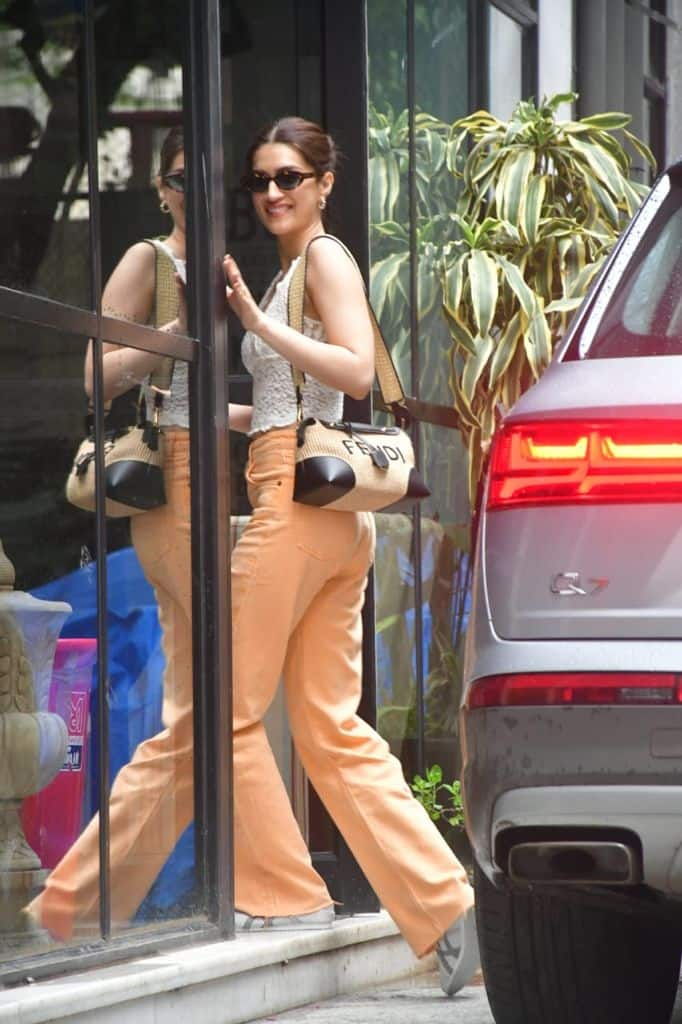 Kriti looked stunning in peach pants