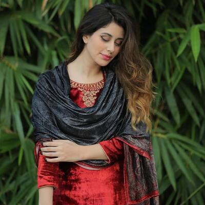 Warina Hussain looks dreamy in a velvet red kurta and black dupatta
