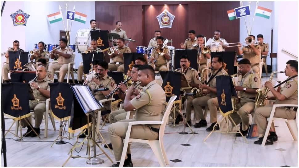 Mumbai Police plays James Bond&#039;s iconic music theme, leaves netizens surprised - WATCH