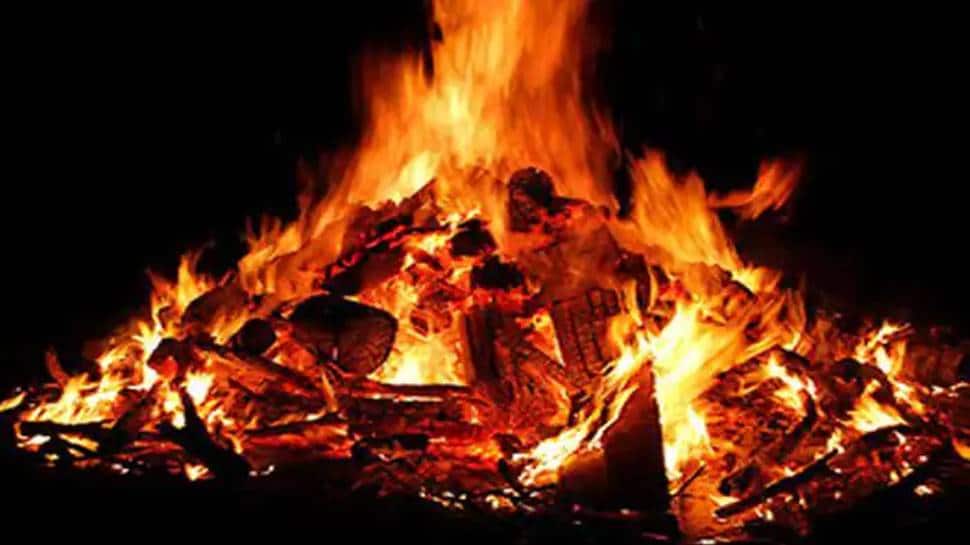 Odisha 65yearold man jumps into wife's funeral pyre, dies India