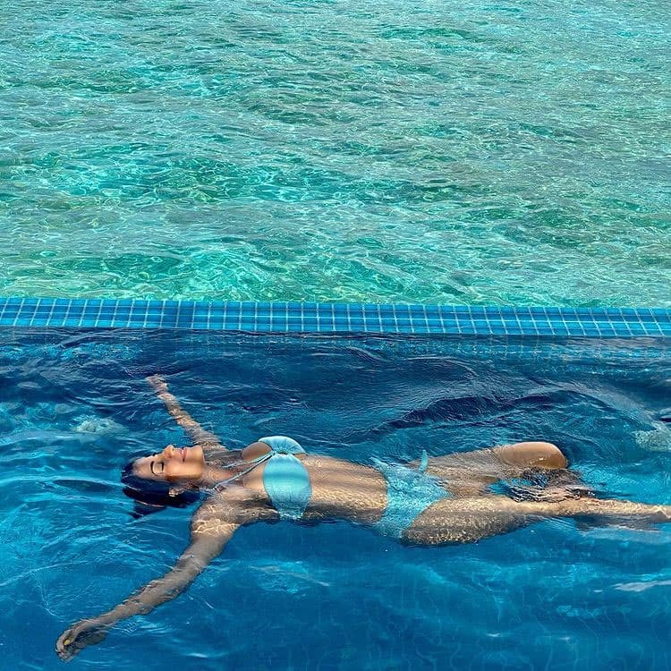 Monalisa enjoys her swim in a teal bikini!