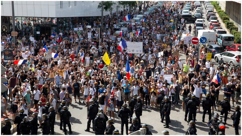 13 police officers injured in France&#039;s Marseille in protests against COVID-19 health passes 