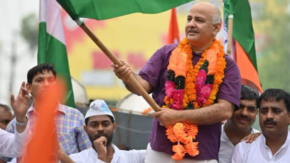 Delhi deputy CM Manish Sisodia takes part in &#039;Tiranga Sankalp Yatra&#039; in Agra