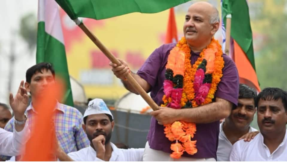 Manish Sisodia, Sanjay Singh booked in Agra for violating COVID-19 norms