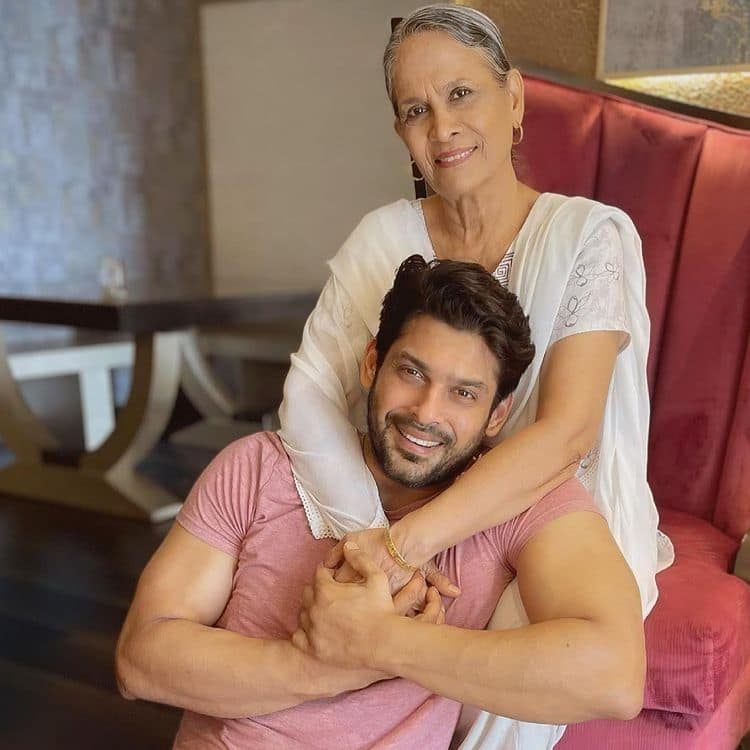 Sidharth posed with his mother after winning Bigg Boss 13 trophy