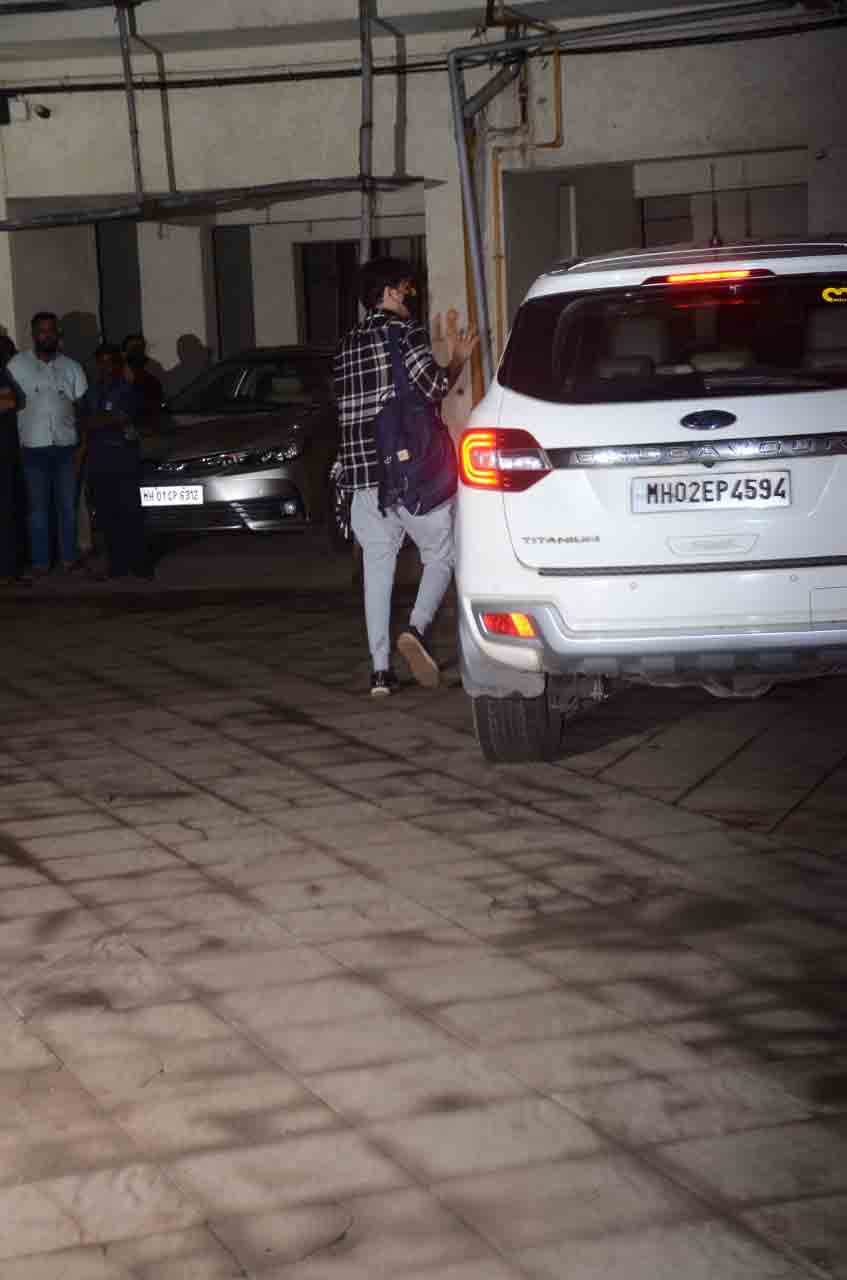 Vikas Gupta visits Sidharth Shukla's house