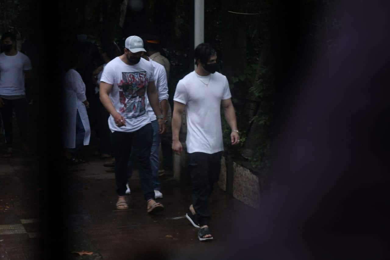 Asim Riaz and Aly Goni at Oshiwara crematorium