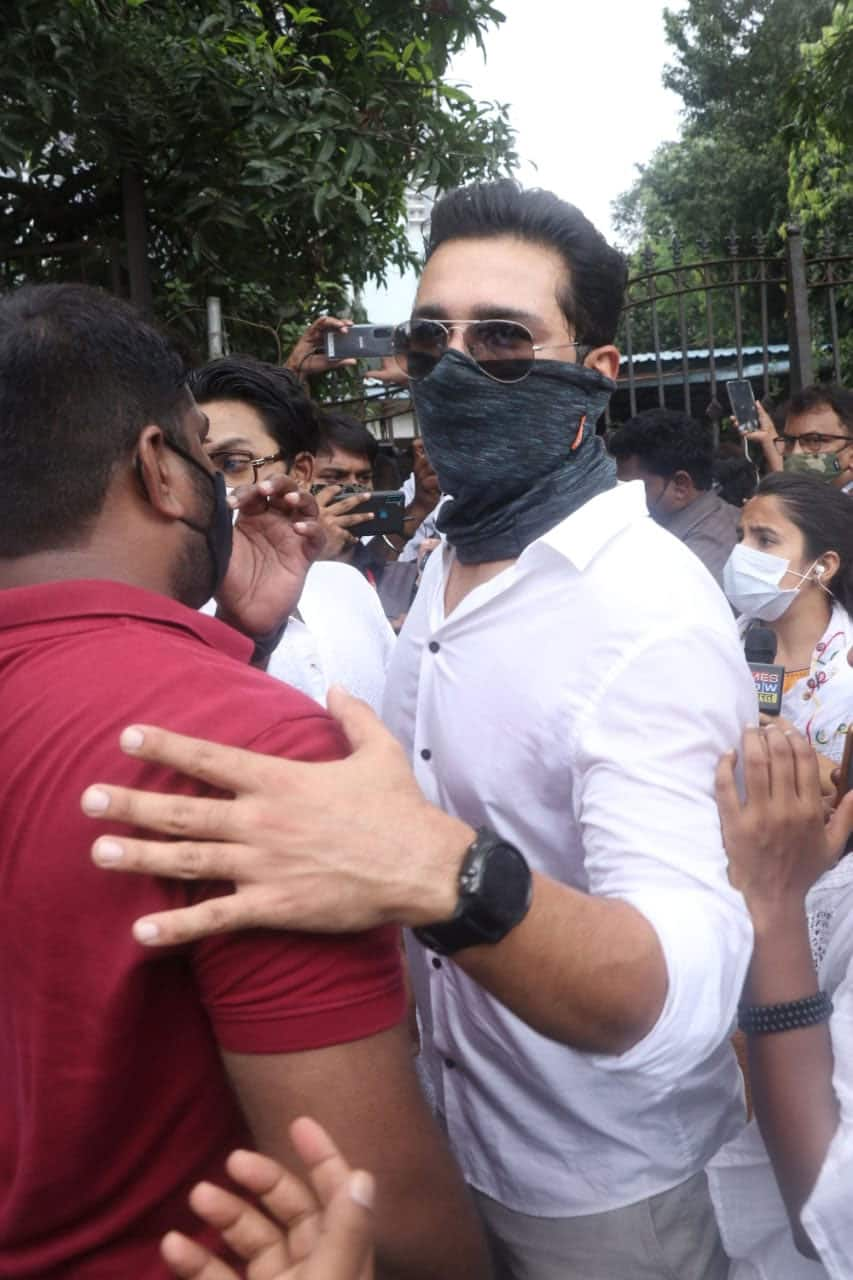 Abhinav Shukla at Sidharth Shukla's last rites