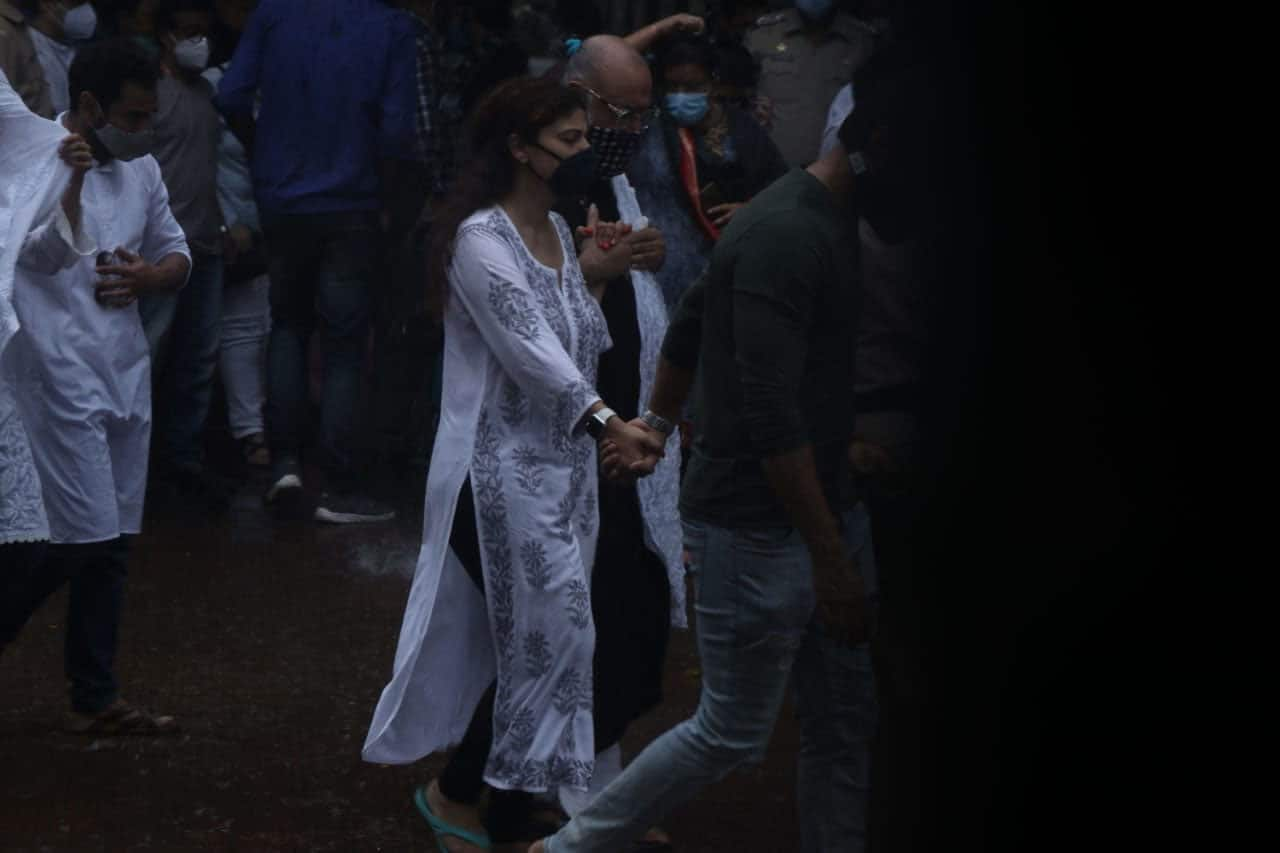 Sambhavna Seth with husband Avinash Dwivedi at Sidharth Shukla's funeral