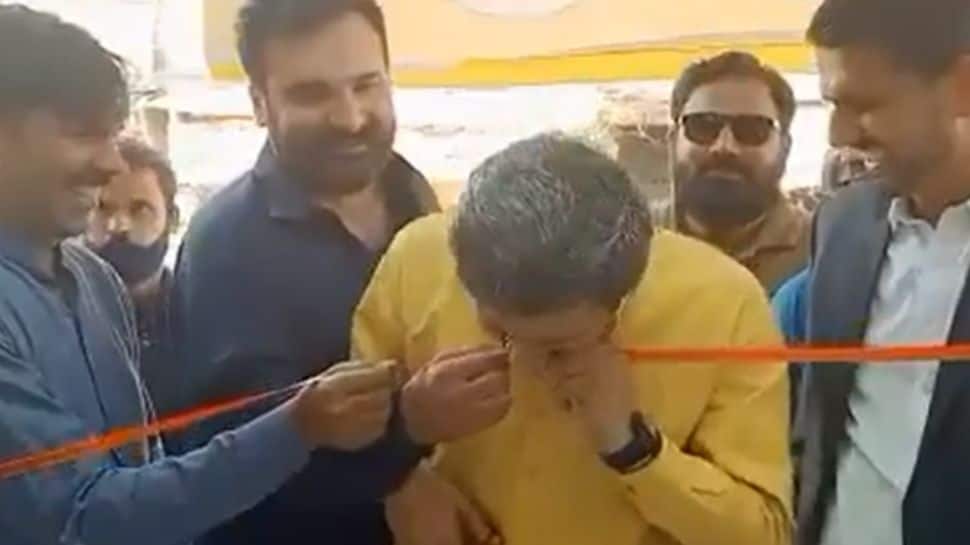 Watch: Pakistan minister cuts ribbon using his teeth as scissors fail, netizens left in splits