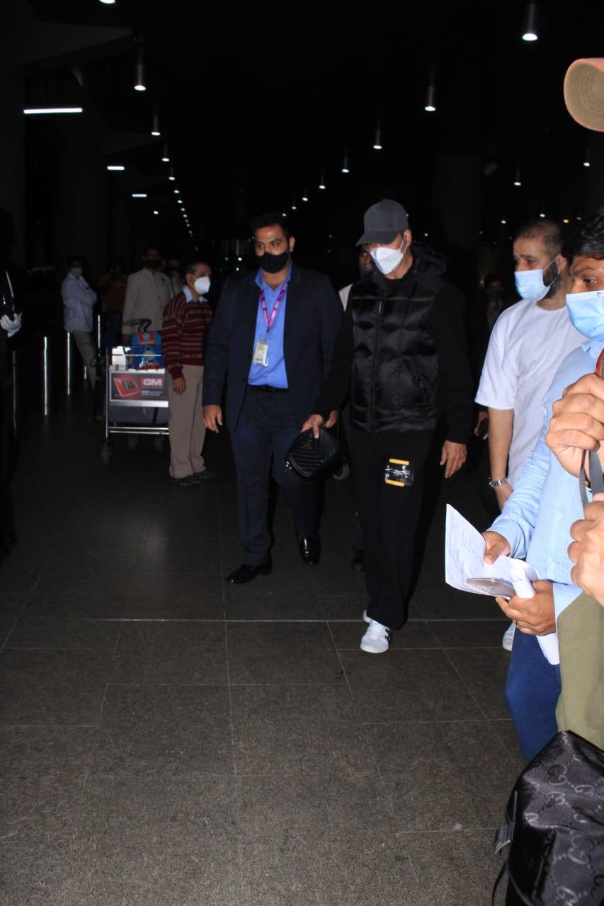 Akshay wore a cap for his airport look