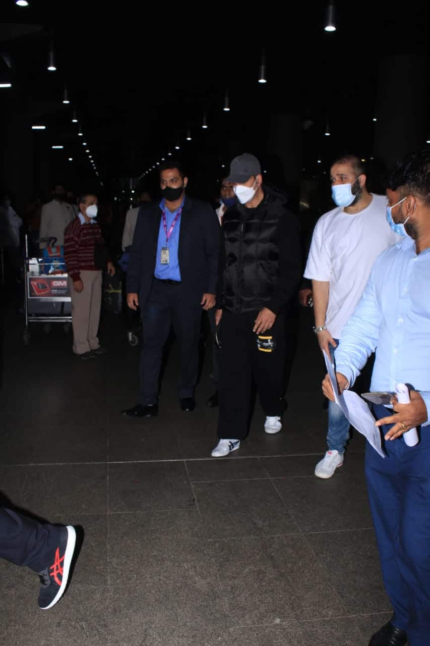 Akshay broke the outfit monotony with white sneakers