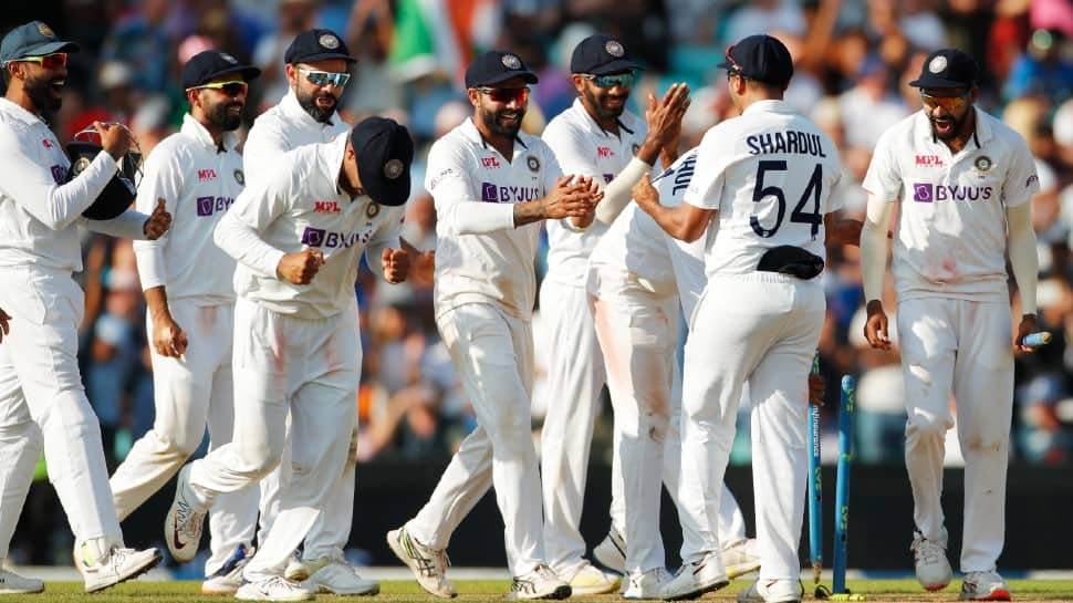 Virat Kohli celebrates winning the fourth Test against England with the rest of the team at the Oval in London. (Photo: Reuters)