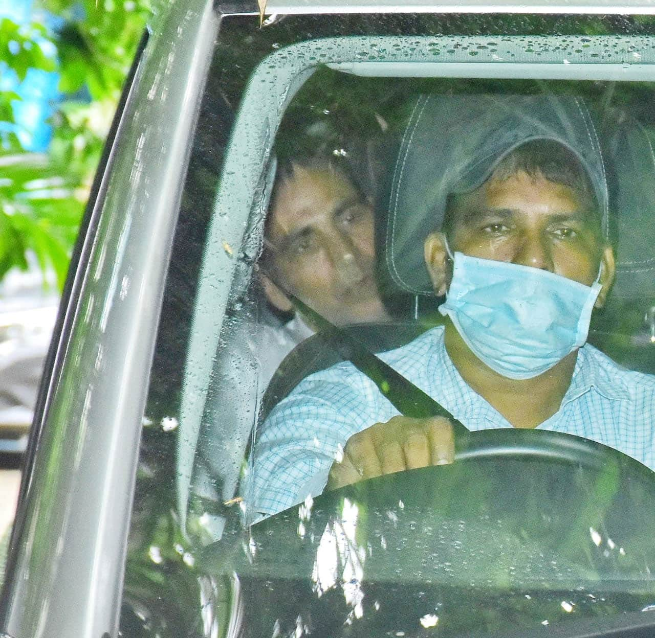 Heartbroken Akshay Kumar at mother's funeral