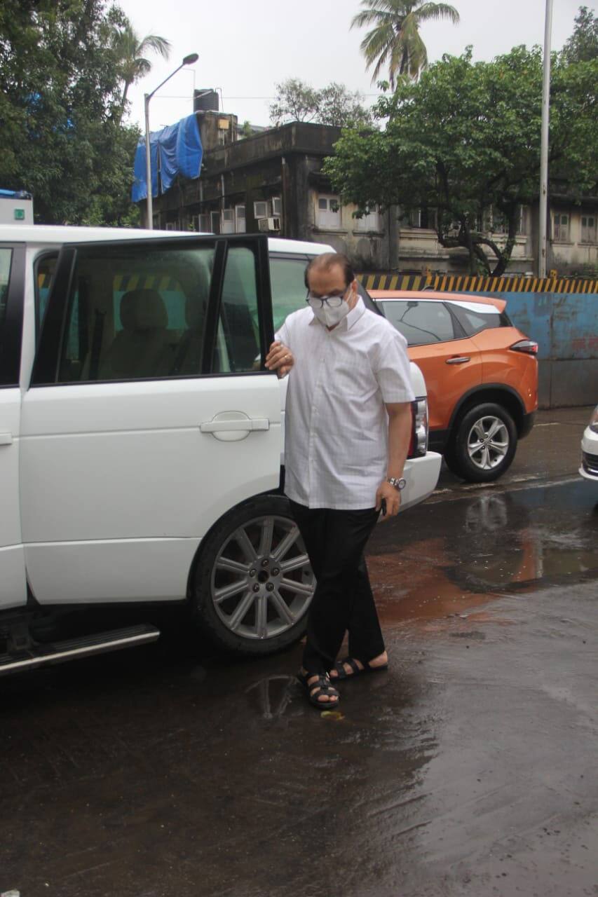 Ramesh Taurani at Akshay's mother's last rites