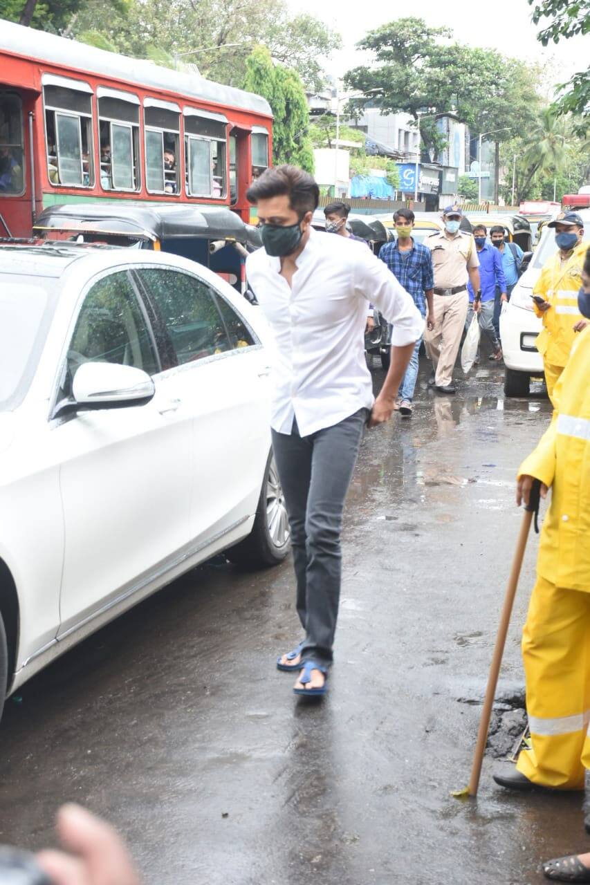 Riteish Deshmukh at Akshay Kumar's mother's last rites