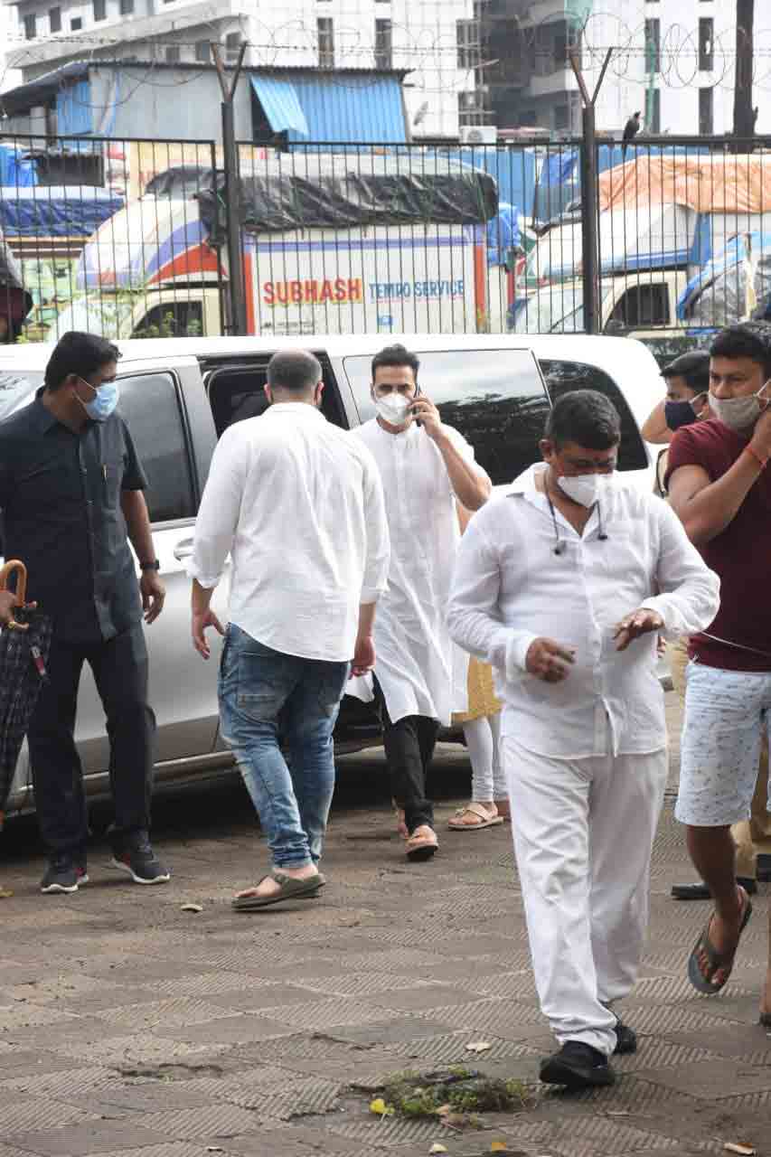 Akshay Kumar pays last respect to Aanand L Rai's mother