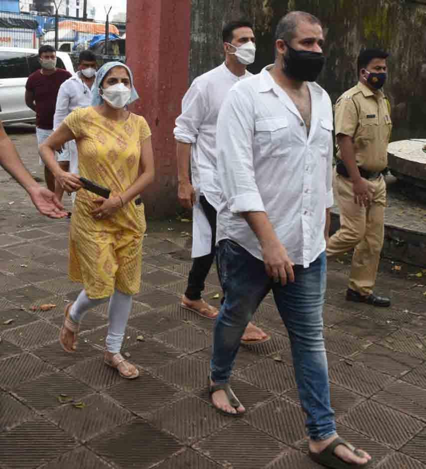 Akshay at Aanand L Rai's mother last rites