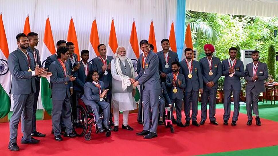 PM Narendra Modi interacted with Devendra Jhajharia PM Narendra Modi also interacted with veteran javelin thrower Devendra Jhajharia and high jumper Mariyappan Thangavelu, who won gold medals in 2016 Rio Games. The duo finished on podium again, this time with silver medals. (Photo: ANI)