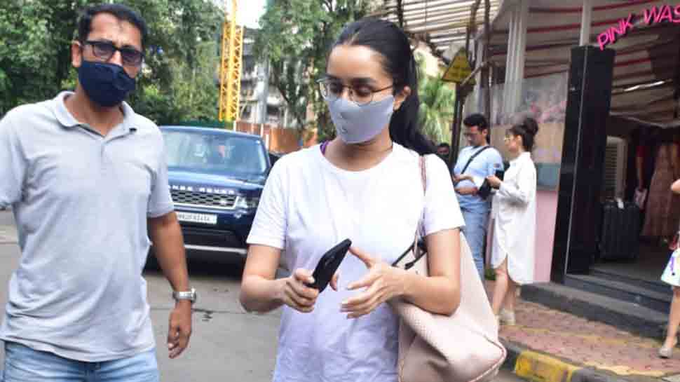 Gareeb ki madad nahi kar sakti: Shraddha Kapoor trolled for ignoring poor man asking for alms